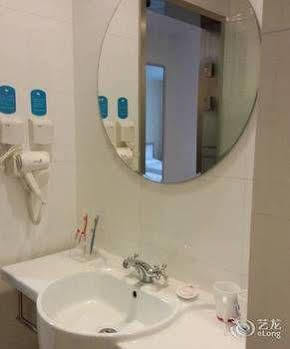 Hotel Hanting Express Pudong Airport 2*
